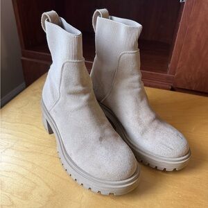 Steve Madden Beige Suede Chelsea boots